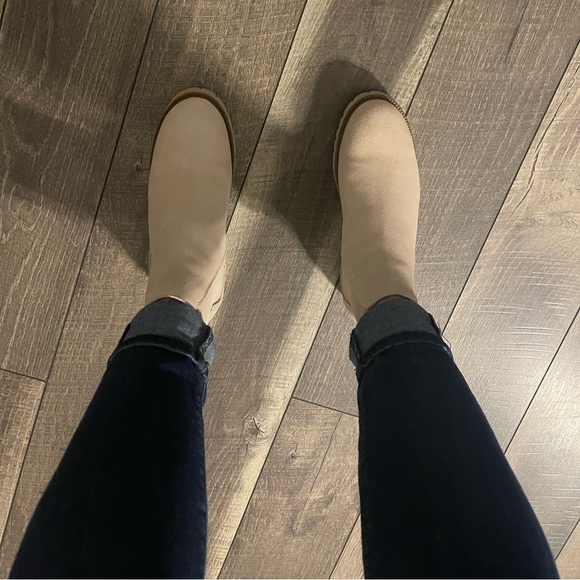 NWOB Enzo Angiolini Chelsea Boots - Picture 10 of 10